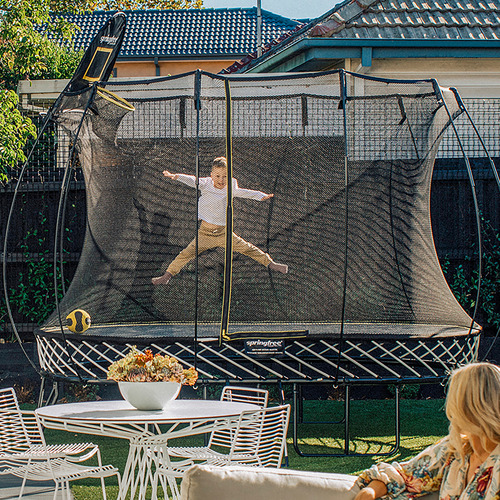 Medium springfree outlet trampoline